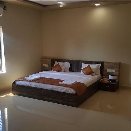 Hotel Shehnai Garden Khurai Exterior foto